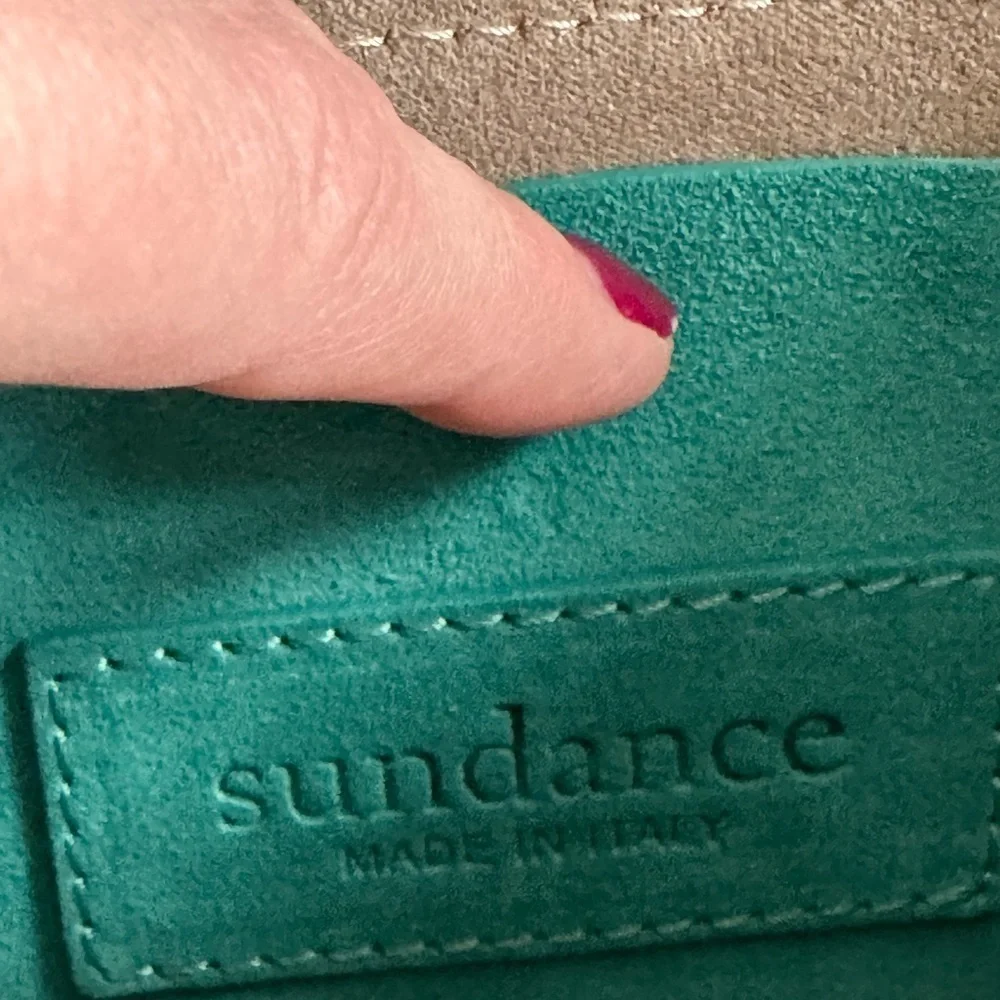 Sundance suede purse in beautiful emerald green; made in Italy

Strap 22” - Picture 3 of 8